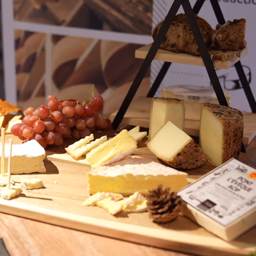 Plateau de fromages fermiers et fruits frais